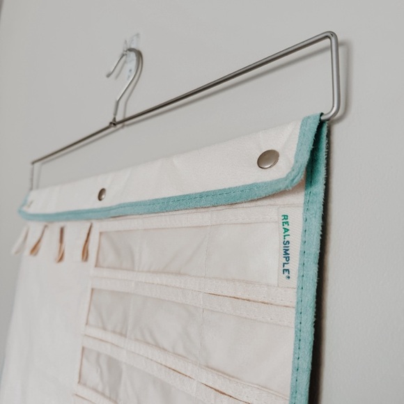 REAL SIMPLE Hanging‎ Jewelry Organizer Storage & Roll Up Travel Jewelry Pouch - Picture 3 of 16